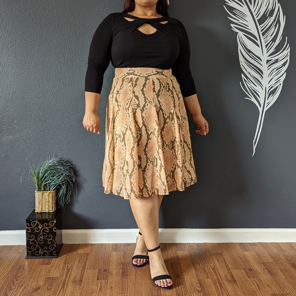 Attention Snake Skirt - Picture 6 of 7